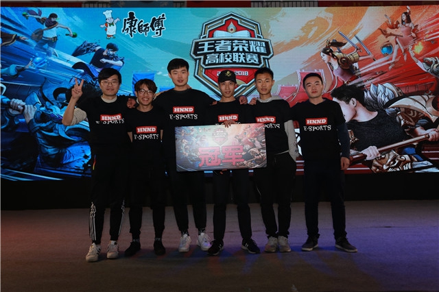 他的举动不 他的举动不